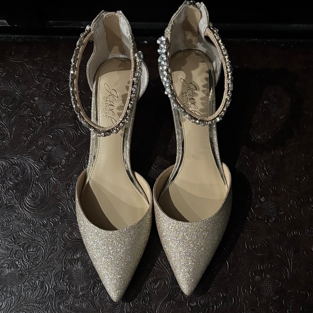 NWOT Jewel Badgley Mischka Sparkling Gold Heels with Rhinestone Ankle Strap